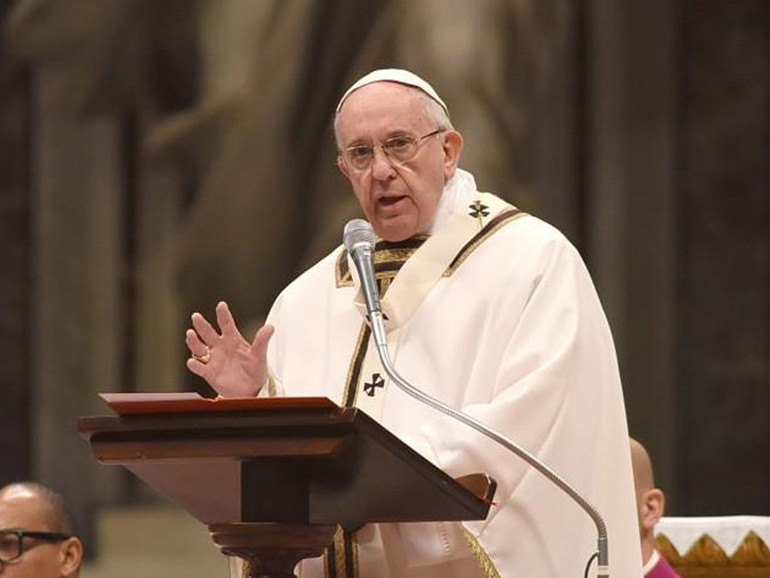 Papa Francesco: Messa Crismale, “siamo unti per ungere”. “Colui che impara a ungere e a benedire si salva dalla crudeltà”