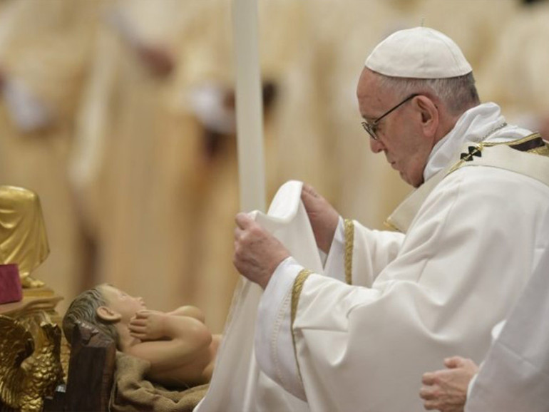 Papa Francesco: messa della notte di Natale, “Dio non cavalca la grandezza ma si cala nella piccolezza” Papa Francesco: messa della notte di Natale, “Dio non cavalca la grandezza ma si cala nella piccolezza”