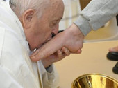 Papa Francesco: Messa in Coena Domini, lava i piedi a 12 detenute, “Gesù non si stanca mai di perdonare”
