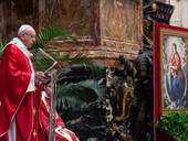 Papa Francesco: messa in suffragio di cardinali e vescovi, “chinarsi sui bisognosi è fare anticamera per il paradiso”. “Non è buonismo”