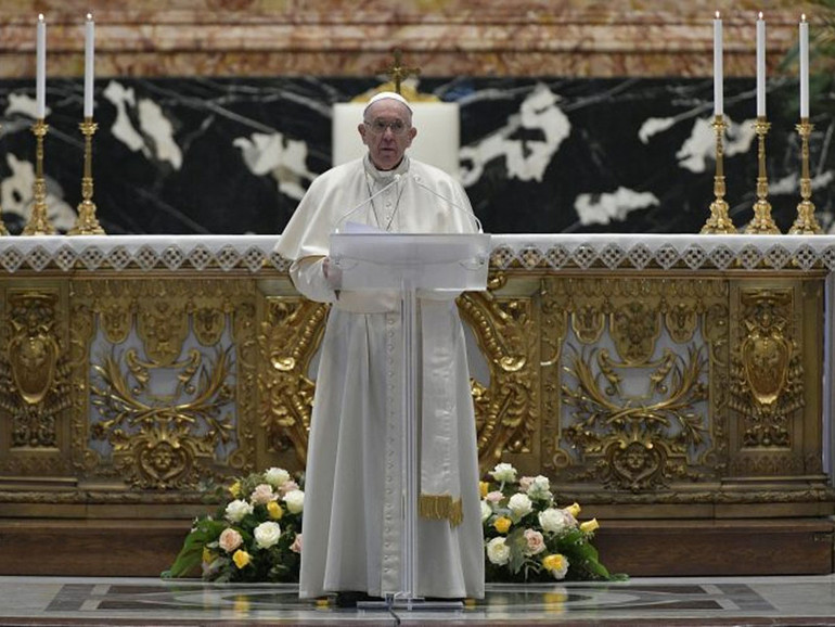 Papa Francesco: messaggio “Urbi et Orbi”, “scandaloso che non cessino i conflitti armati e si rafforzino gli arsenali militari”
