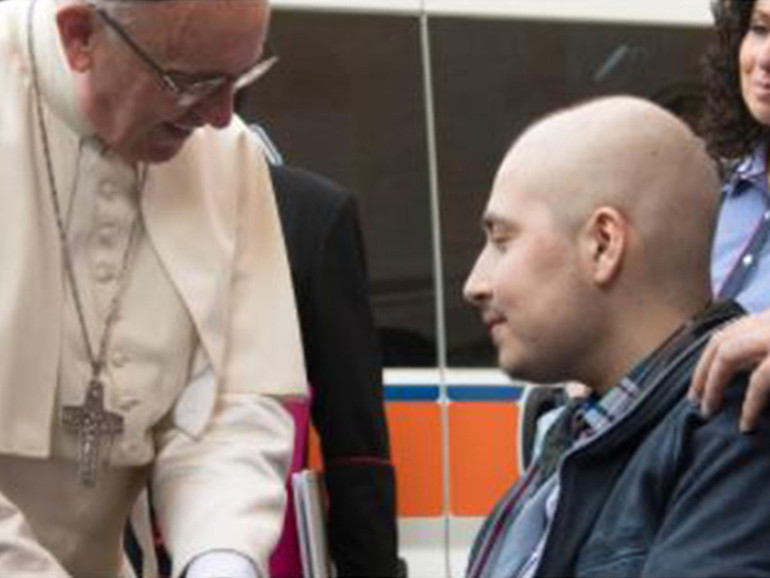Papa Francesco: “mettere il malato prima della malattia”
