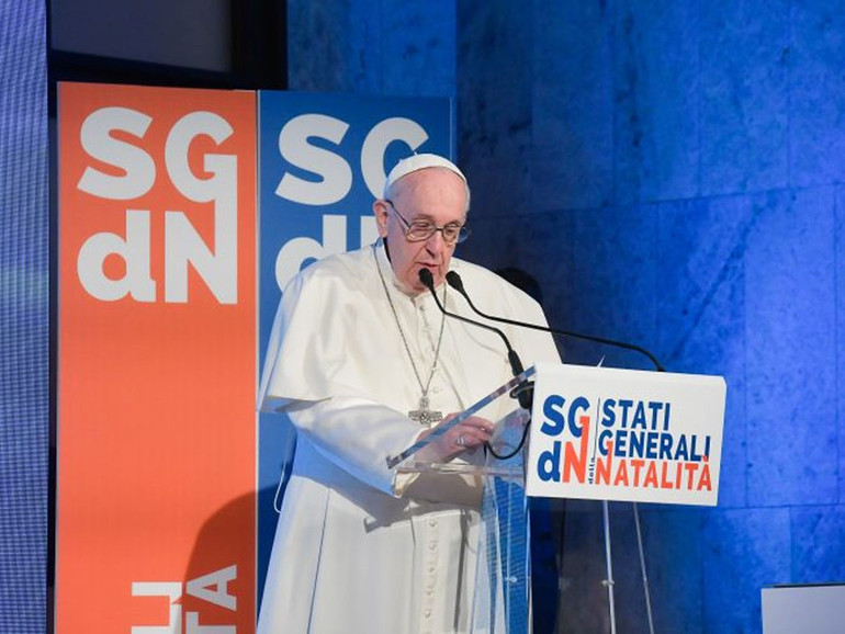 Papa Francesco: “mettere prima i figli se vogliamo rivedere la luce”. “Aiutiamoci a ritrovare il coraggio di scegliere la vita”