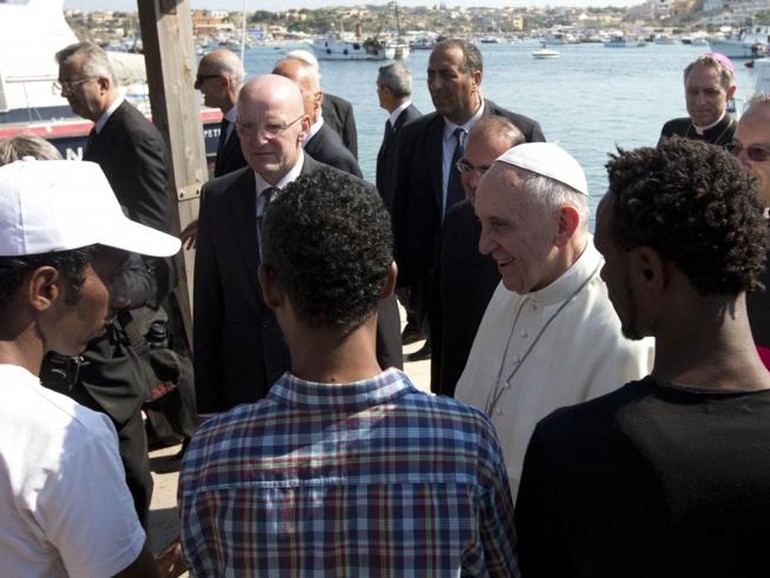 Papa Francesco: migranti, “solidarietà senza troppi calcoli” con “equa divisione responsabilità”