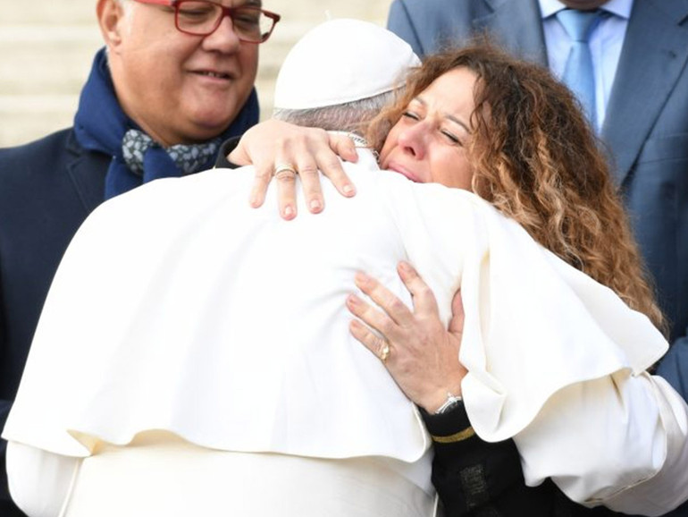 Papa Francesco: “ogni violenza inferta alla donna è una profanazione di Dio”. “Liberarlo dal consumismo”