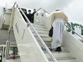 Papa Francesco: partito per l’Ungheria, questa mattina ha salutato quindici persone senza fissa dimora