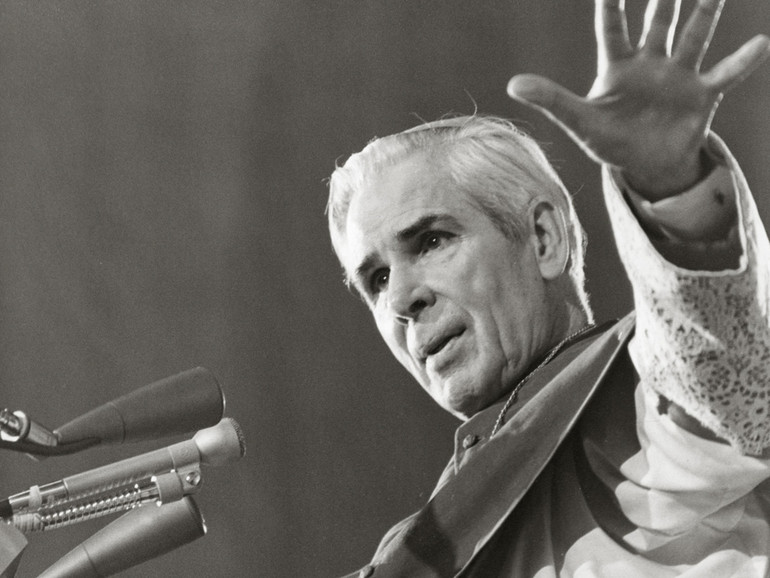 Papa Francesco: presto beato Fulton Sheen, predicatore in radio e tv. Dichiarati venerabili sette Servi di Dio