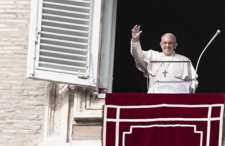 Papa Francesco: "Senza dialogo tra giovani e nonni, la vita non va avanti"