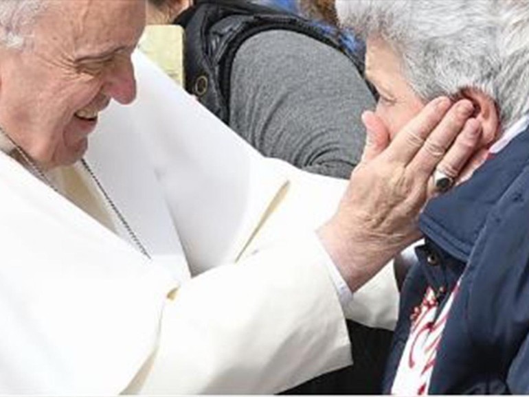 Papa Francesco: “siamo passati tutti dalle ginocchia dei nonni”