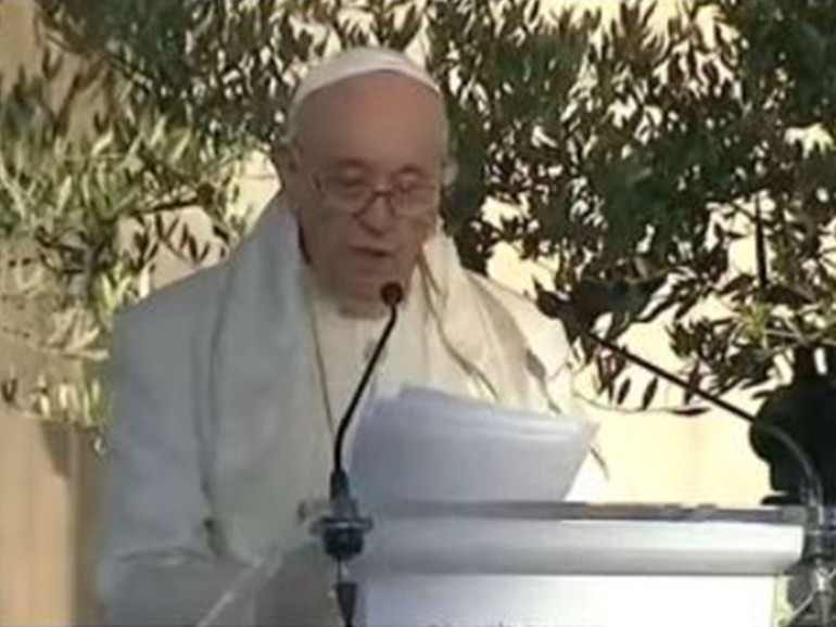 Papa Francesco: “smilitarizzare il cuore dell’uomo, meno armi e più cibo”