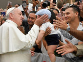 Papa Francesco: udienza, “la mano sempre tesa verso l’altro, è Gesù che tramite noi aiuta gli altri ad alzarsi”