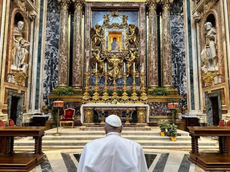 Papa Francesco: uscito dal Gemelli, in preghiera a Santa Maria Maggiore Papa Francesco: uscito dal Gemelli, in preghiera a Santa Maria Maggiore