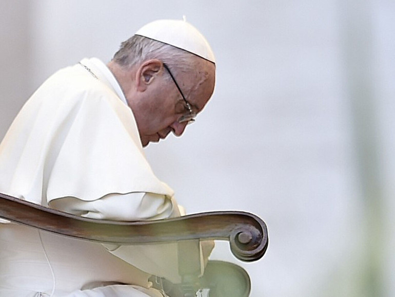 Papa Francesco. Brunelli racconta il “suo” Bergoglio: “Un padre che vive di preghiera”