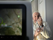 Papa in Bahrein: conferenza stampa aereo, “in un secolo, tre guerre mondiali! Siate pacifisti”