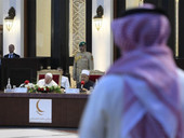 Papa in Bahrein: “Si gioca con le bombe, il ‘commercio di morte’ trasforma la terra in un arsenale”