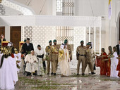 Papa in Bahrein: “Tacciano le armi, guerra realtà mostruosa e insensata”