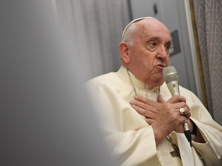 Papa in Canada: conferenza stampa aereo, quello contro gli indigeni “è stato un genocidio” Papa in Canada: conferenza stampa aereo, quello contro gli indigeni “è stato un genocidio”