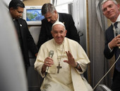 Papa in Canada: conferenza stampa aereo, su dimissioni “la porta è aperta, ma in questo momento no”