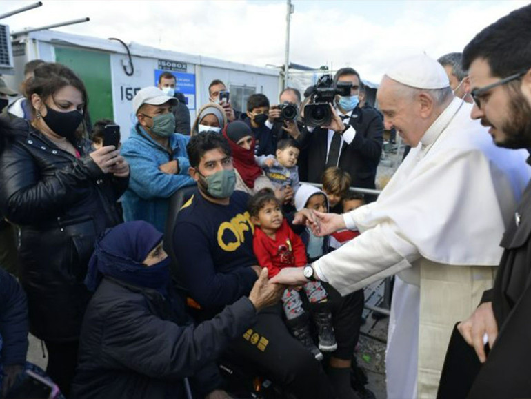 Papa in Grecia: a Lesbo, “chiusure e nazionalismi portano a conseguenze disastrose”. “Non si deleghi sempre ad altri la questione migratoria”