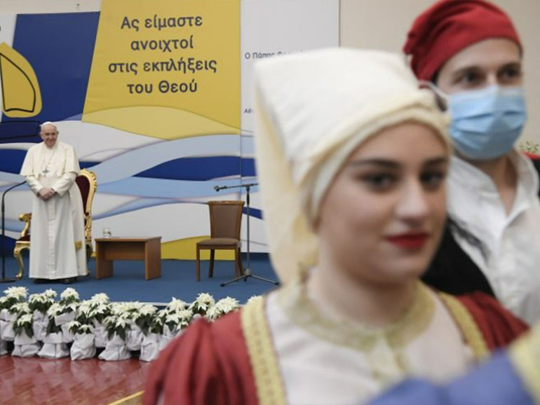 Papa in Grecia: ai giovani, “non lasciarsi paralizzare dalle paure, sognare in grande”. No ai “sicari della speranza”