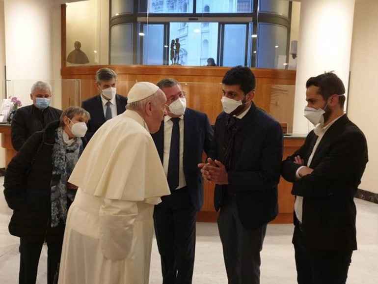 Papa in Iraq: questa mattina l’incontro a Santa Marta con un gruppo di ragazzi iracheni, “la nostra terra sta sanguinando e ha bisogno di pace”