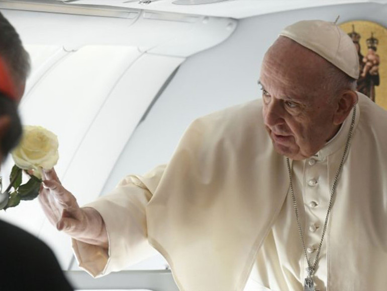 Papa in Kazakhstan: conferenza stampa aereo, “la guerra è un errore, ma si deve dialogare con tutti, anche con l’aggressore”