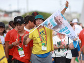 Papa in Portogallo: Angelus, “voi siete un segno di pace nel mondo, siete la speranza di un mondo diverso”