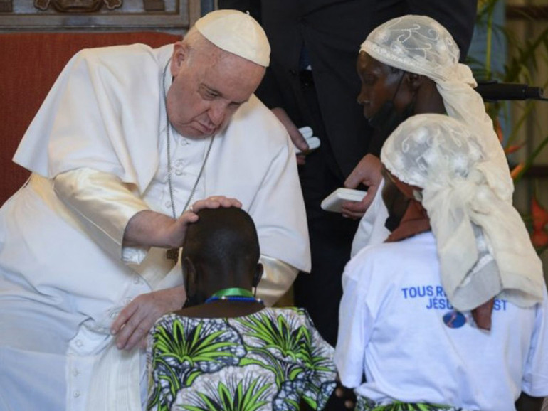 Papa in R.D. Congo: “fate tacere le armi, mettete fine alla guerra!”