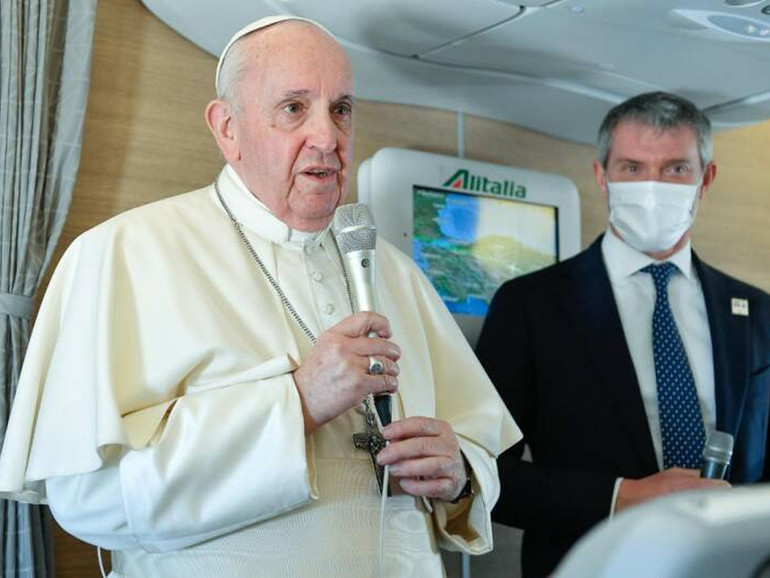 Papa in Slovacchia: conferenza in aereo, “l’aborto è un omicidio”