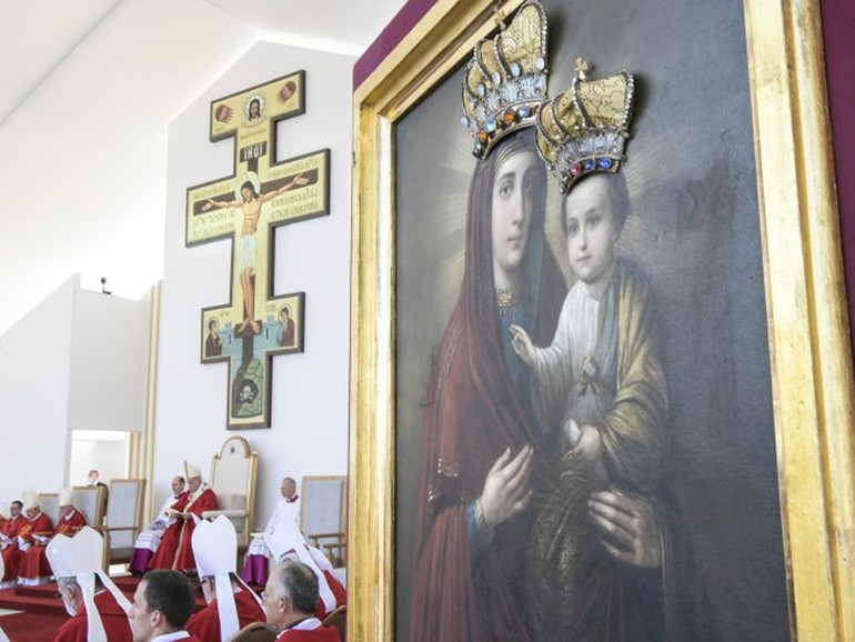 Papa in Slovacchia: Divina Liturgia, “non riduciamo la croce a simbolo politico”