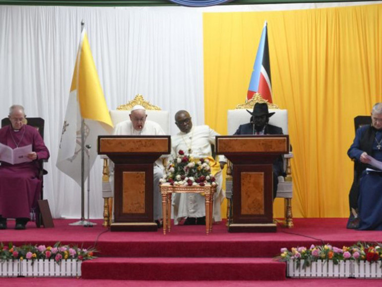 Papa in Sud Sudan: incontro autorità, “va arginato l’arrivo di armi”, “bambini hanno diritto di crescere con quaderni e giocattoli”