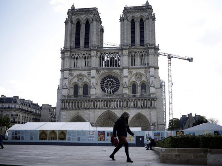 Parigi. Contro fumo, piombo, acqua si lavora nel cantiere della cattedrale di Notre-Dame. Obiettivo: riaprire nel 2024