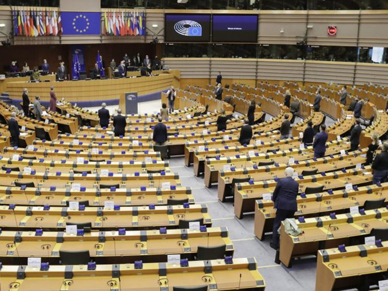 Parlamento europeo: Sassoli (presidente) apre i lavori con un minuto di silenzio in memoria di Samuel Paty