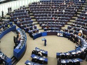 Parlamento Ue: minuto di silenzio per vittime stragi di Belgrado. Giornata dell’Europa, discorso della presidente Metsola