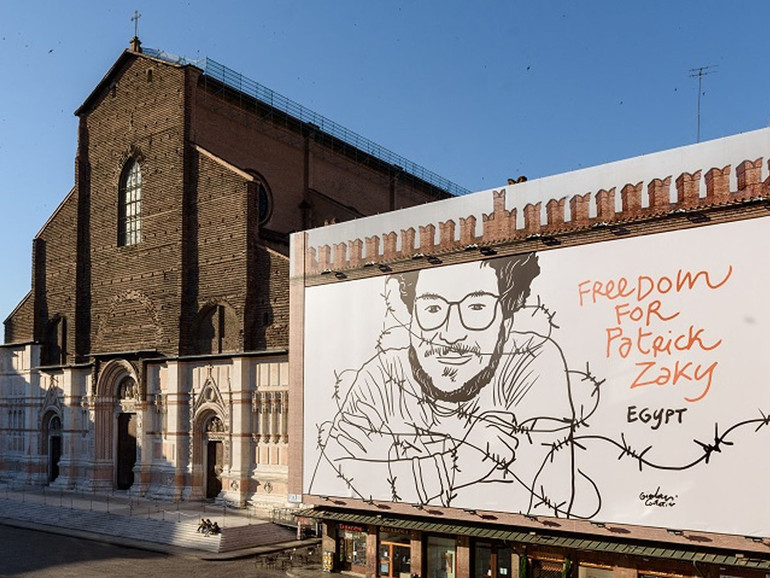 Patrick Zaki, un enorme disegno in Piazza Maggiore per chiedere la sua libertà