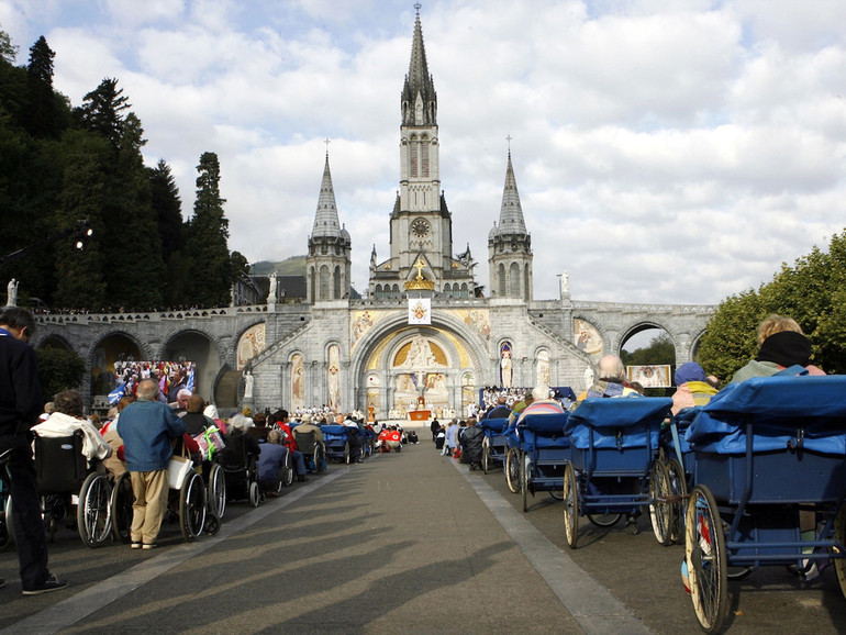 Pellegrinaggio Unitalsi Padova a Lourdes. La partenza per 242 tra malati, pellegrini, volontari
