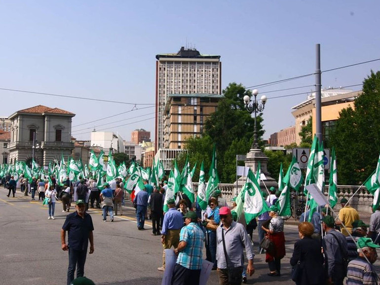 Pensionato Cia e Patronato Inac in piazza. Le pensioni non bastano a una vita dignitosa Pensionato Cia e Patronato Inac in piazza. Le pensioni non bastano a una vita dignitosa