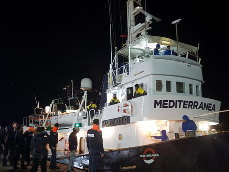 Perché le Ong hanno “scelto” il Mediterraneo? “È lo spazio umanitario perfetto”
