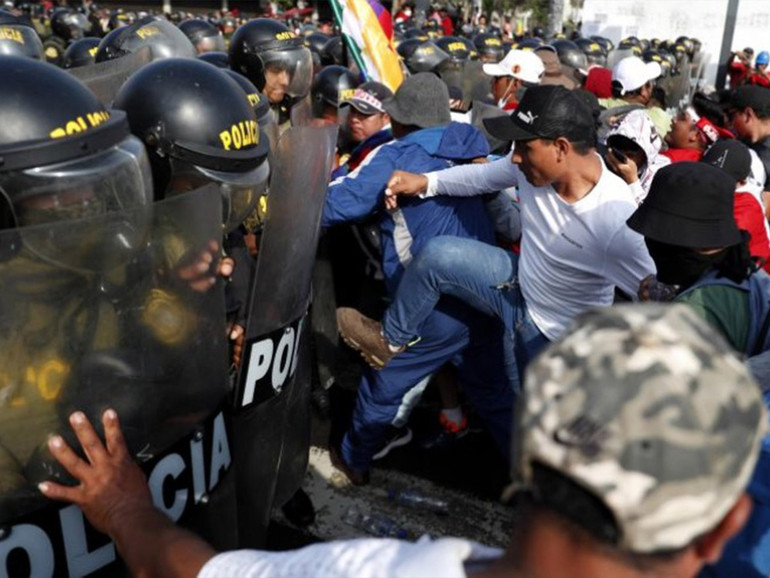 Perù: continuano gli scontri, 62 vittime. I vescovi del Sud andino e l’arcivescovo di Lima fanno eco all’appello del Papa. Condanna Ue