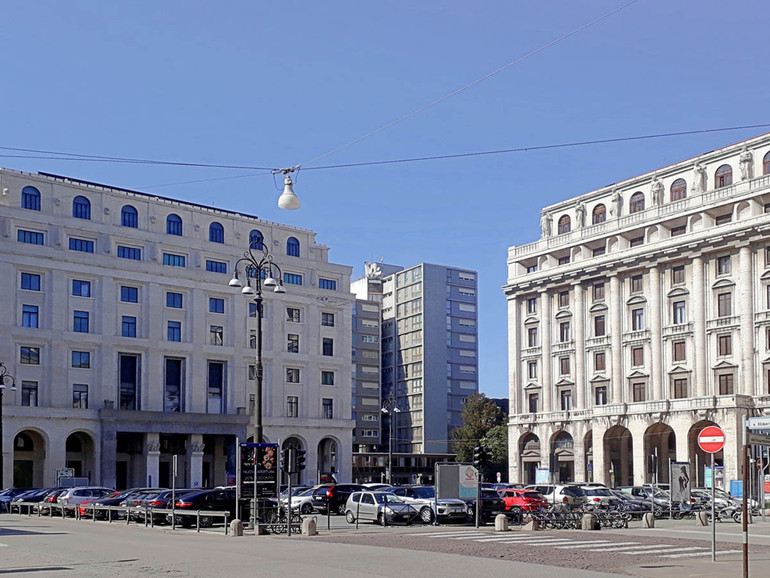 Piazza Insurrezione. Da un secolo in cerca d'identità Piazza Insurrezione. Da un secolo in cerca d'identità