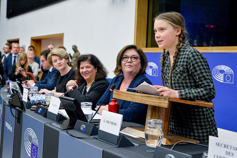  «Più grande è la tua impronta di carbonio, più grande è il tuo dovere morale» spiega Greta al Parlamento europeo