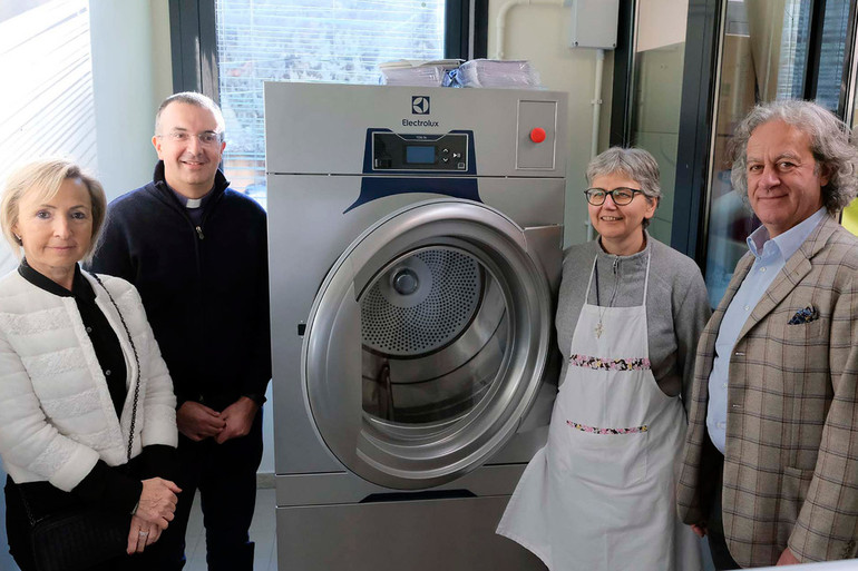 Più pulizia, più dignità: una nuova lavatrice per le Cucine popolari