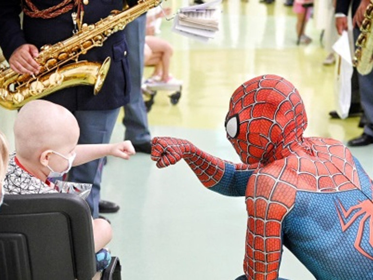 Policlinico Gemelli: Spiderman in visita ai bambini ricoverati assieme alla banda musicale della Polizia di Stato