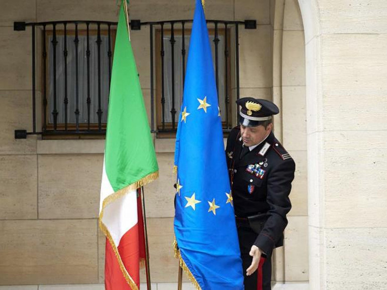 Politica: Italia al centro dell’attenzione in Europa. Tajani, “uscita dall’euro è una sciocchezza”