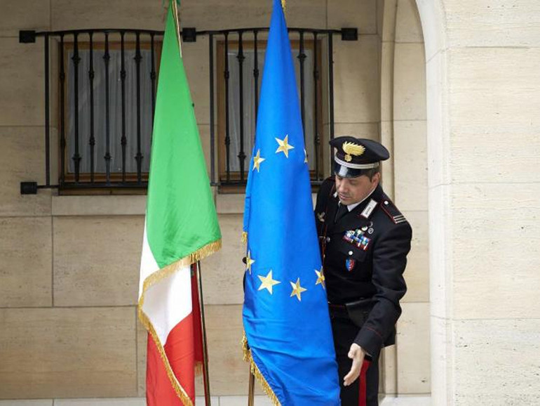 Politica: Italia al centro dell’attenzione in Europa. Tajani, “uscita dall’euro è una sciocchezza” Politica: Italia al centro dell’attenzione in Europa. Tajani, “uscita dall’euro è una sciocchezza”