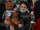 Polonia: Varsavia, giunto alla stazione centrale il primo treno di profughi da Kiev. Mons. Gadecki, “aiuteremo tutti i bisognosi”