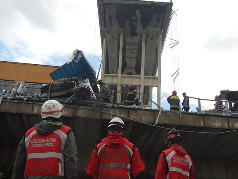 Ponte Morandi, l’impegno dei volontari e il “potere dell’umanità”