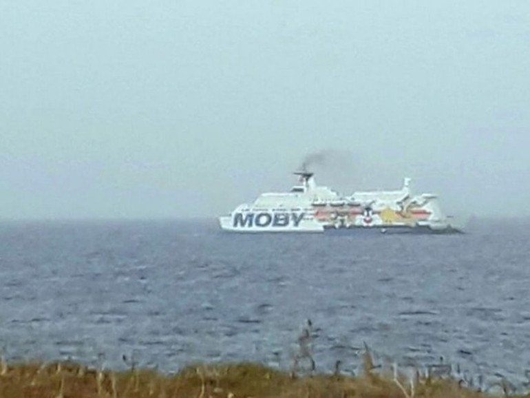 Porto Empedocle, migrante si getta dalla nave-quarantena e muore