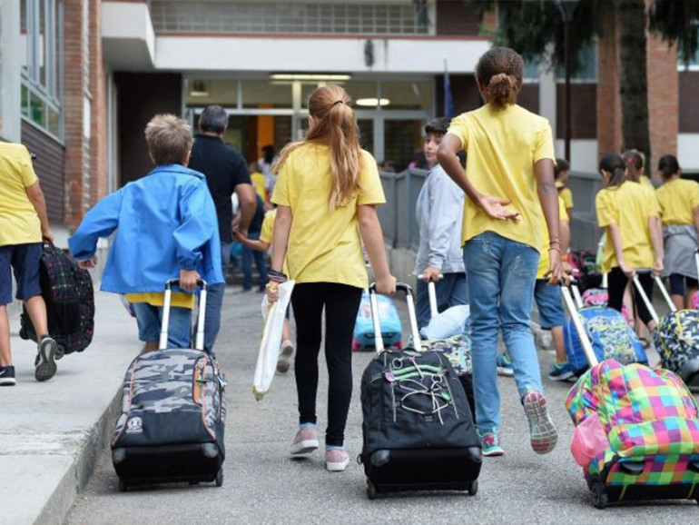 Povertà educativa. Con i Bambini e Demopolis: “Quanto futuro perdiamo?”. Il ruolo della scuola e della comunità Povertà educativa. Con i Bambini e Demopolis: “Quanto futuro perdiamo?”. Il ruolo della scuola e della comunità
