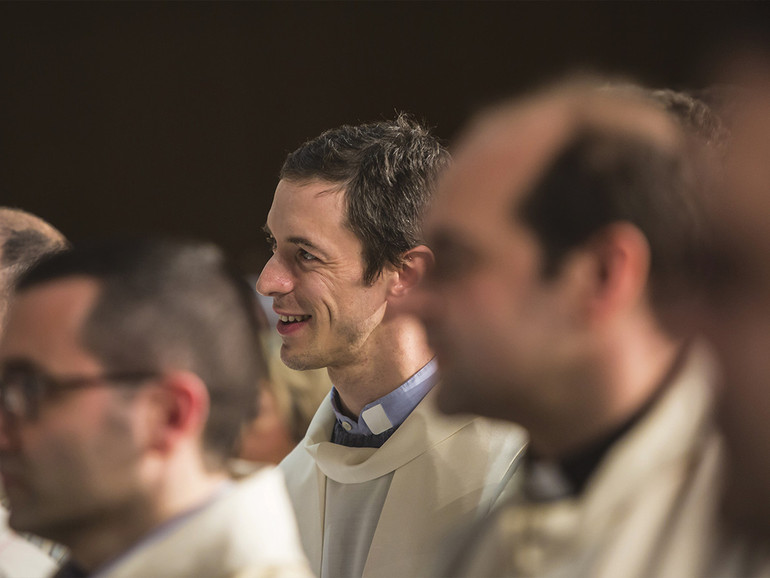 Preti, sempre meno i 30enni. In trent’anni in Italia i sacerdoti sono calati di 6.400 unità